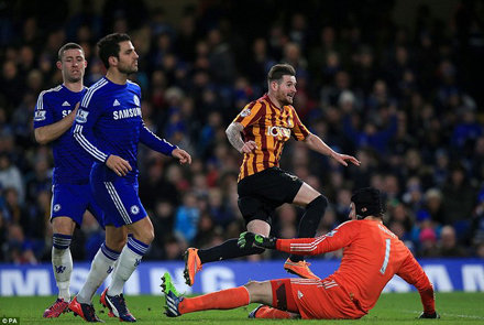 Chelsea cay đắng nhìn Bradford đi tiếp.